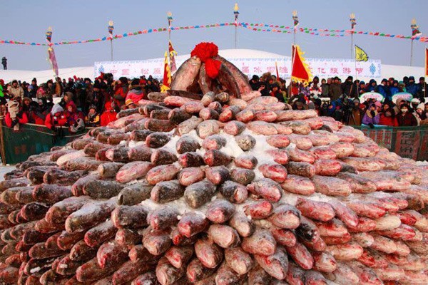 Bức[-]tường[-]kỳ[-]lạ[-]xây[-]bằng...[-]2000[-]con[-]cá[-]giữa[-]hồ[-]băng